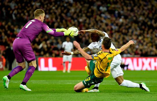 英格兰羽毛球队完胜韩国羽毛球队，谌龙制霸全场