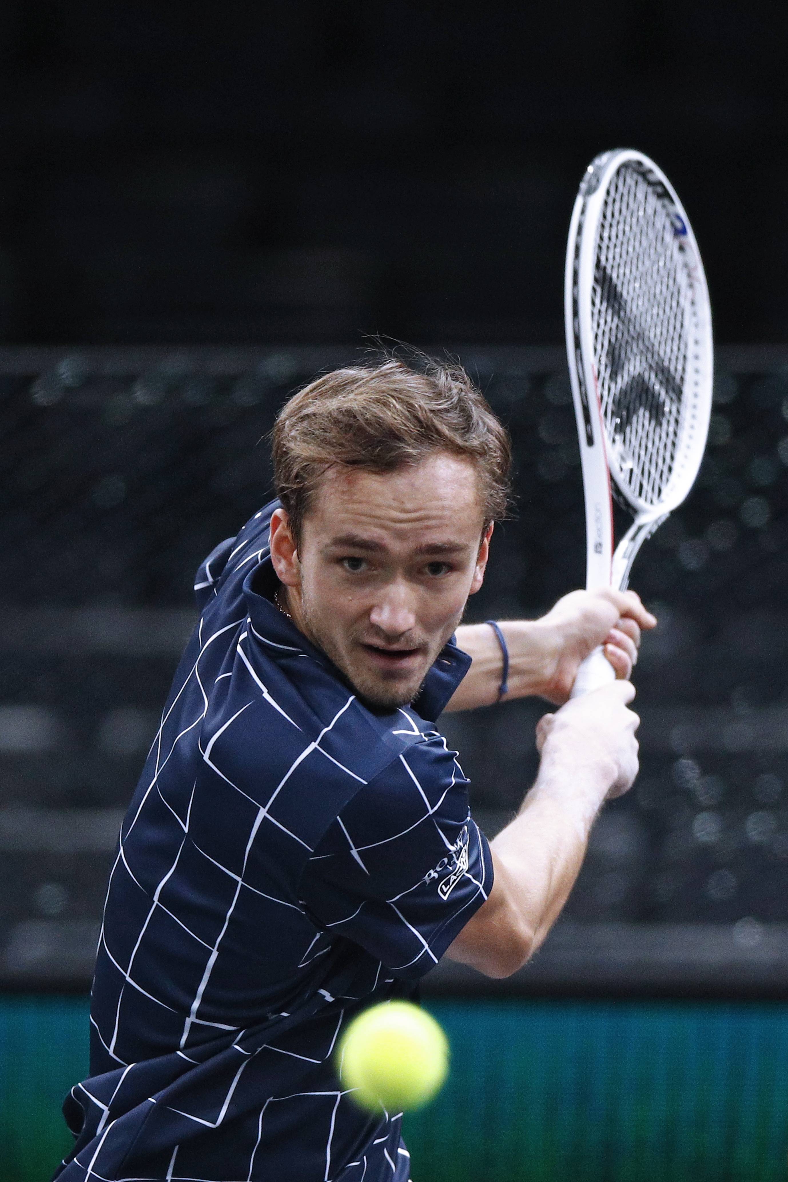 关于美国网球队逆转意大利网球队，梅德韦杰夫惊艳世界的信息