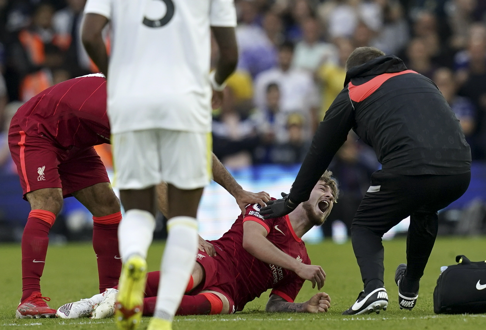 足球明星选手受伤退赛,引发热议 足球明星选手受伤退赛,引发热议