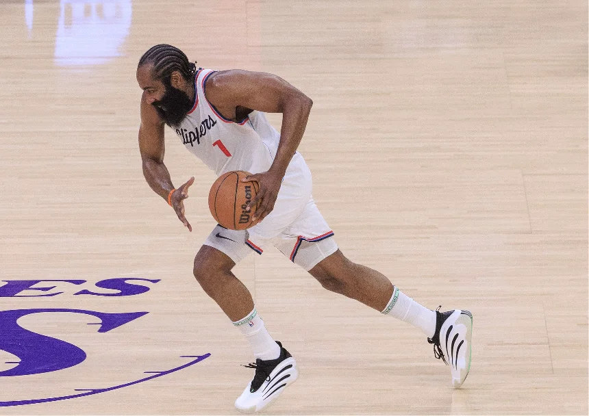 国王绝杀山东队，伦纳德点燃赛场