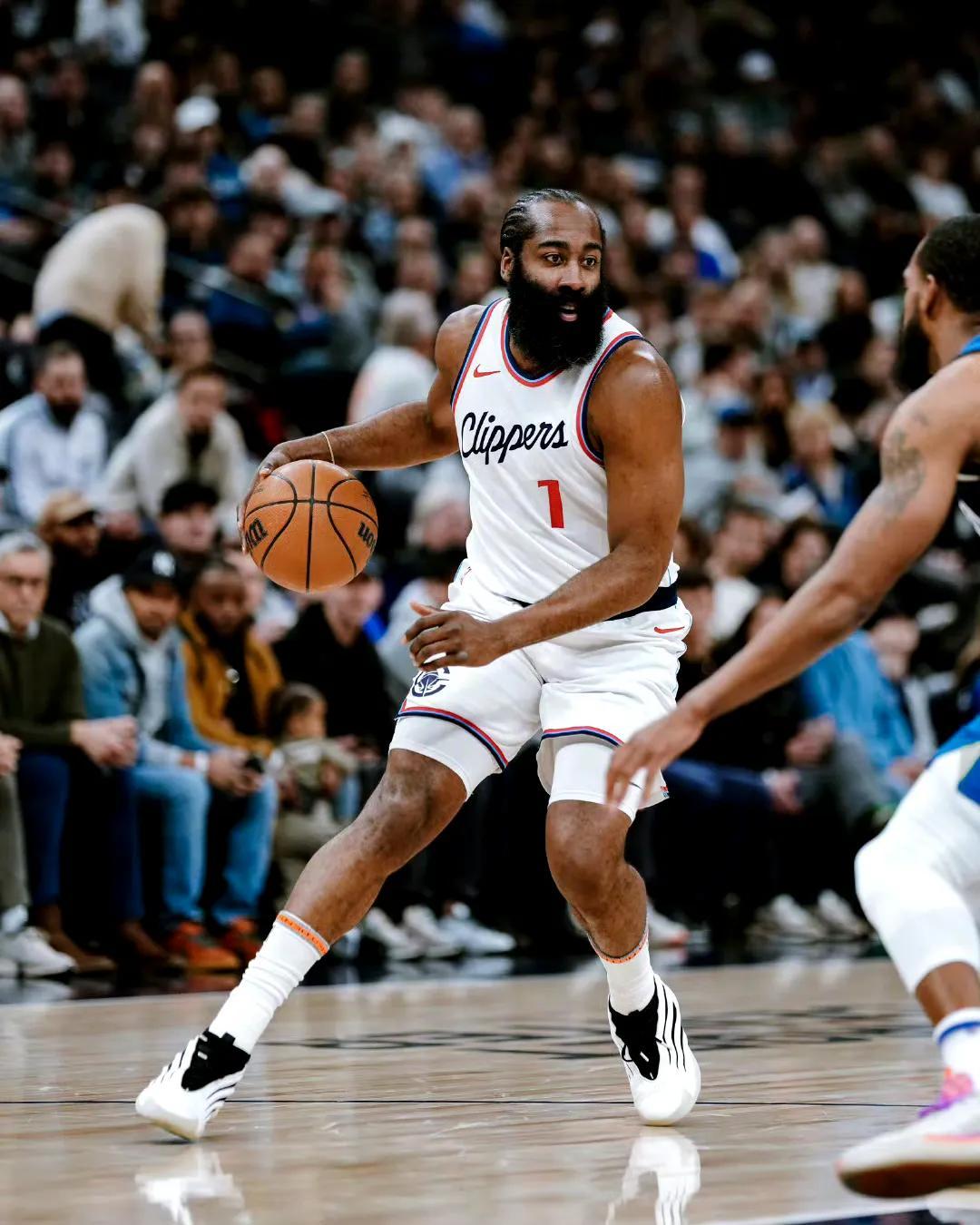 国王绝杀山东队，伦纳德点燃赛场