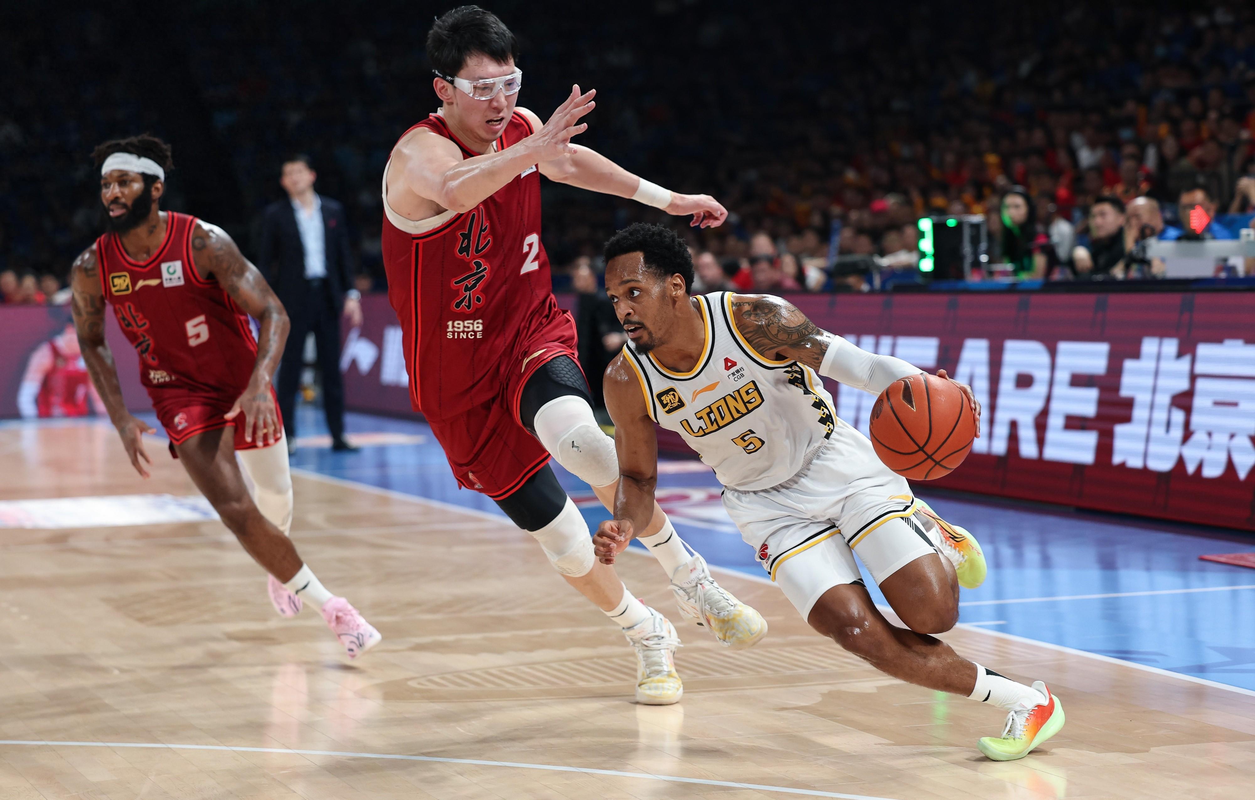 青岛队险胜新疆队,胡金秋高光表现 青岛队险胜新疆队,胡金秋高光表现