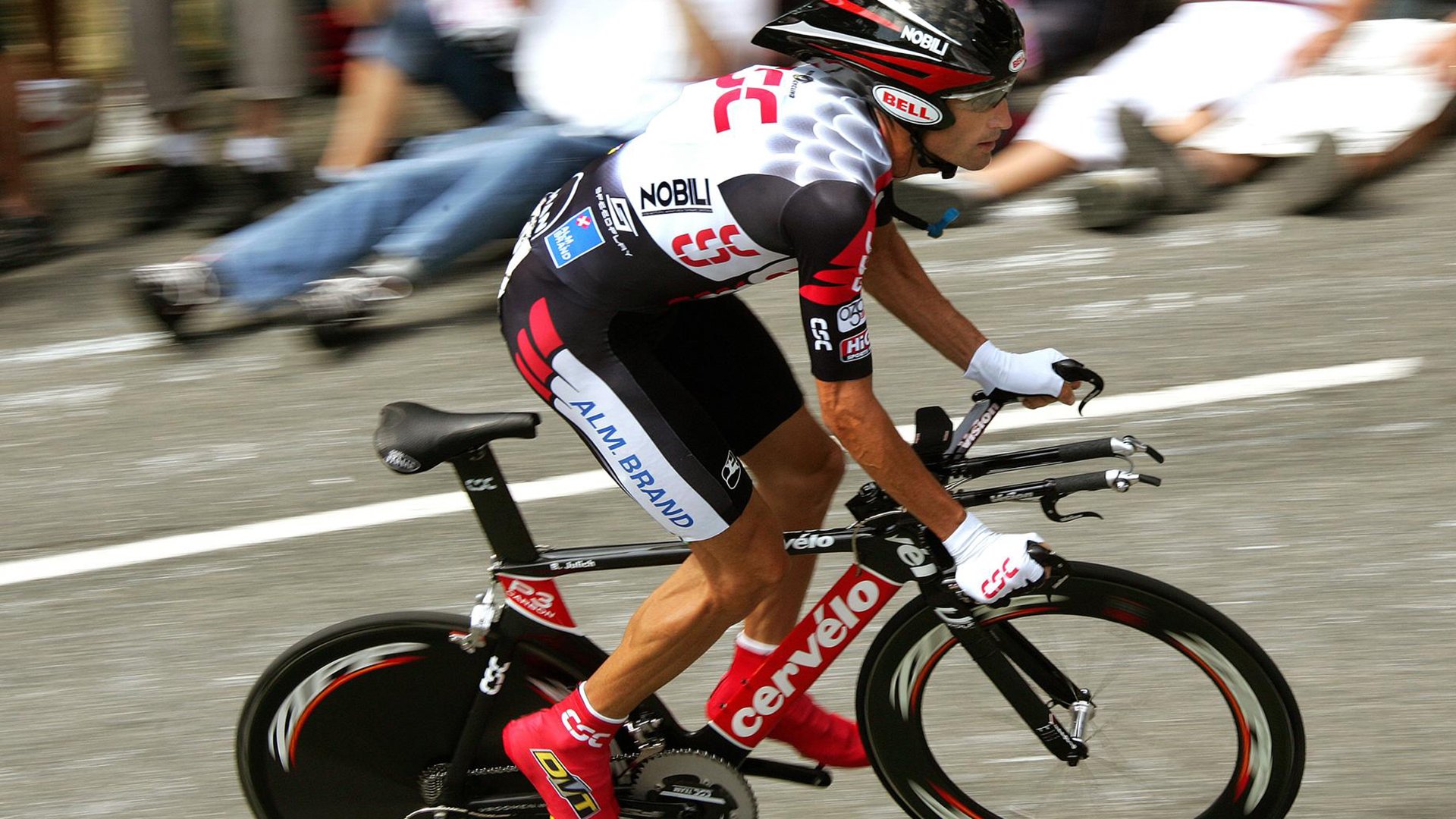 十字路口的哨声,德甲争冠的窒息博弈与勇士轻骑过关的哲学